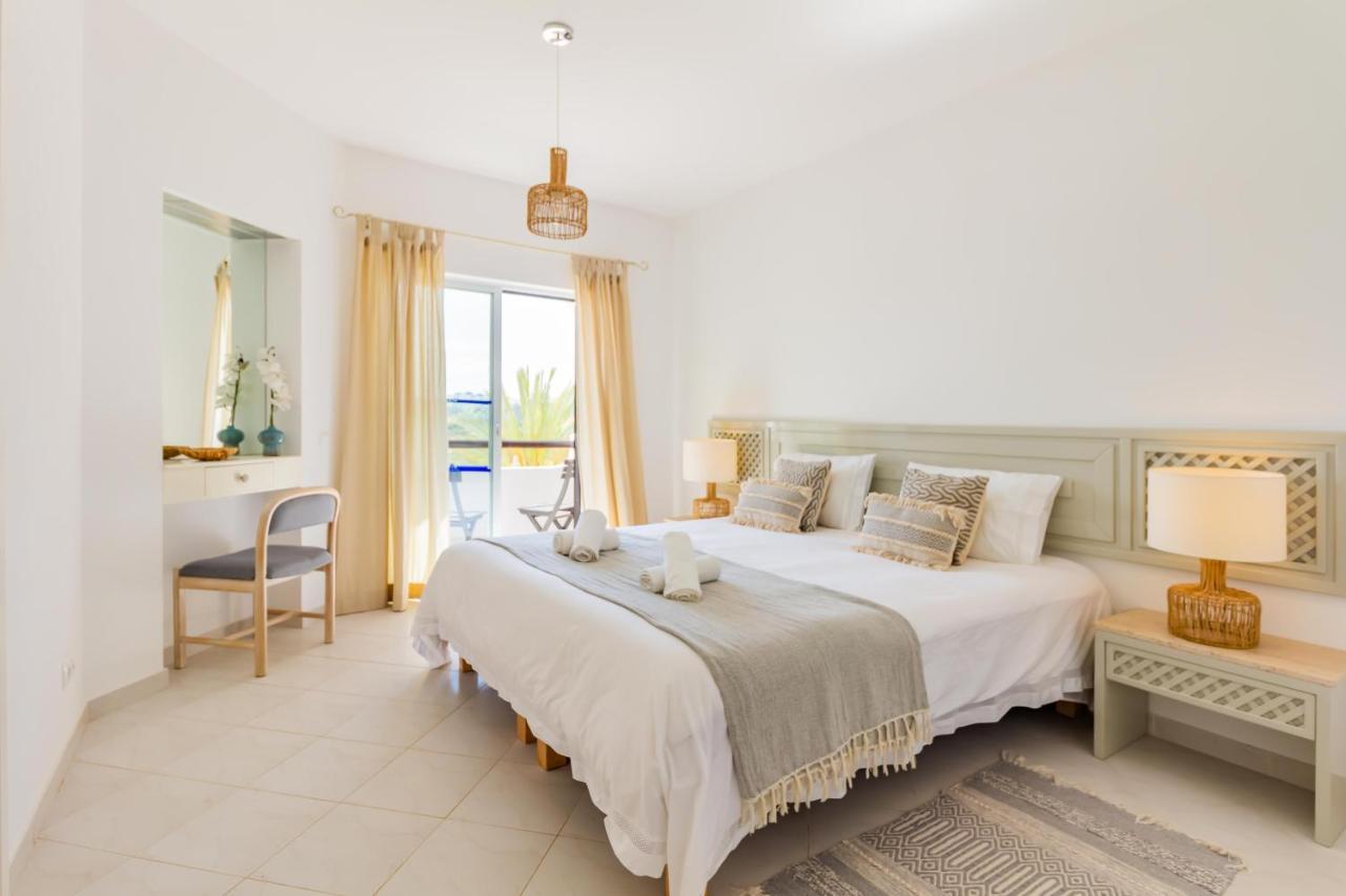 Family Holidays With Pool View Apartment