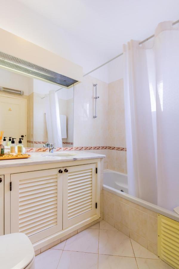 Family Holidays With Pool View Apartamento Albufeira