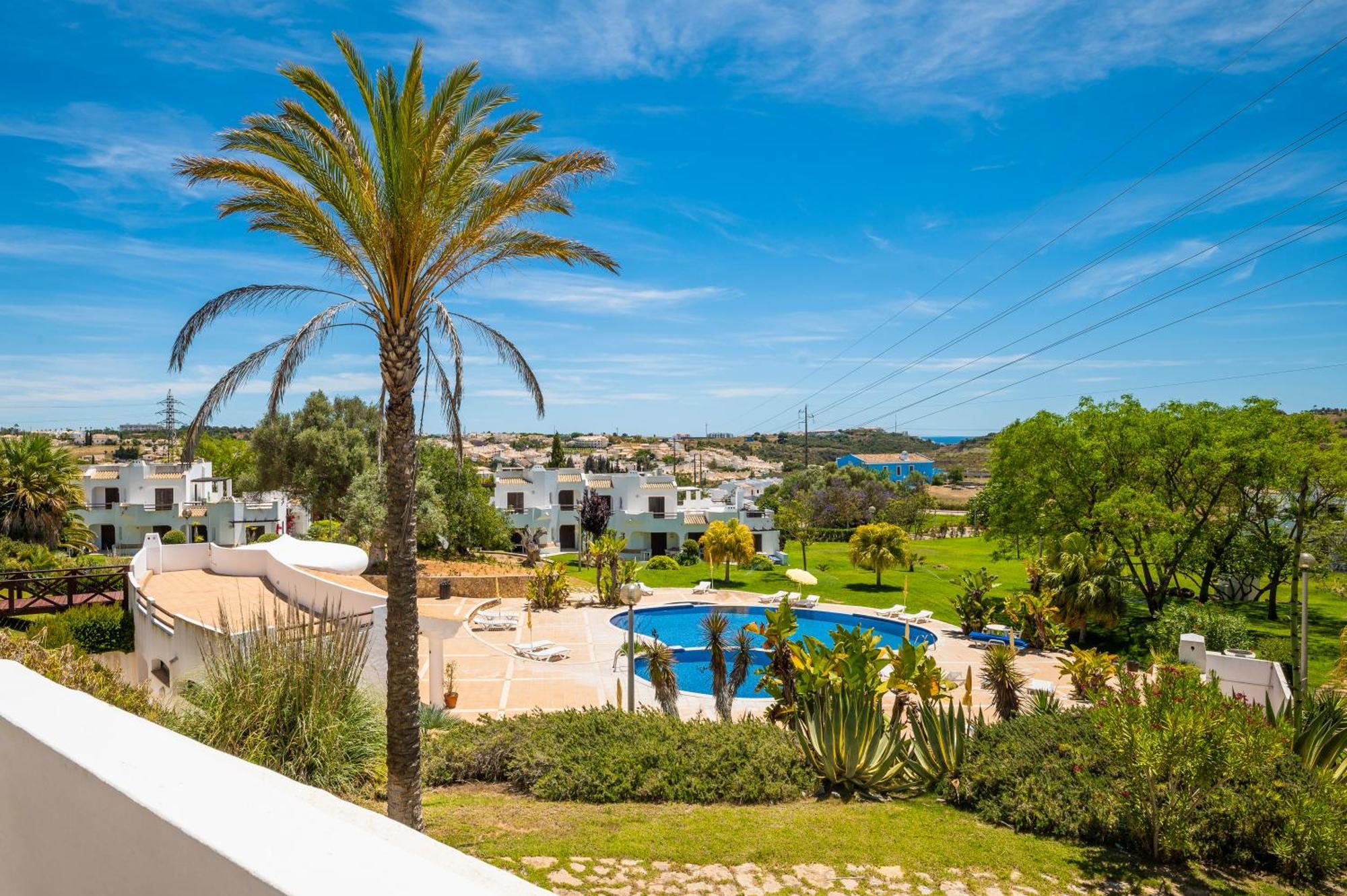 Family Holidays With Pool View Apartamento