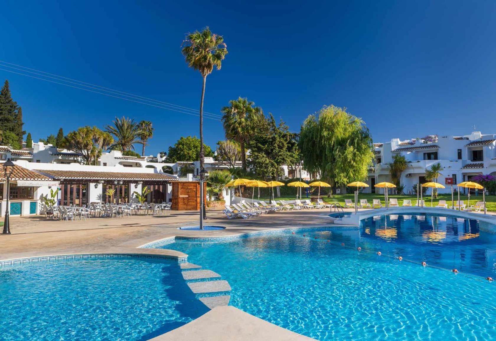 Family Holidays With Pool View Apartamento