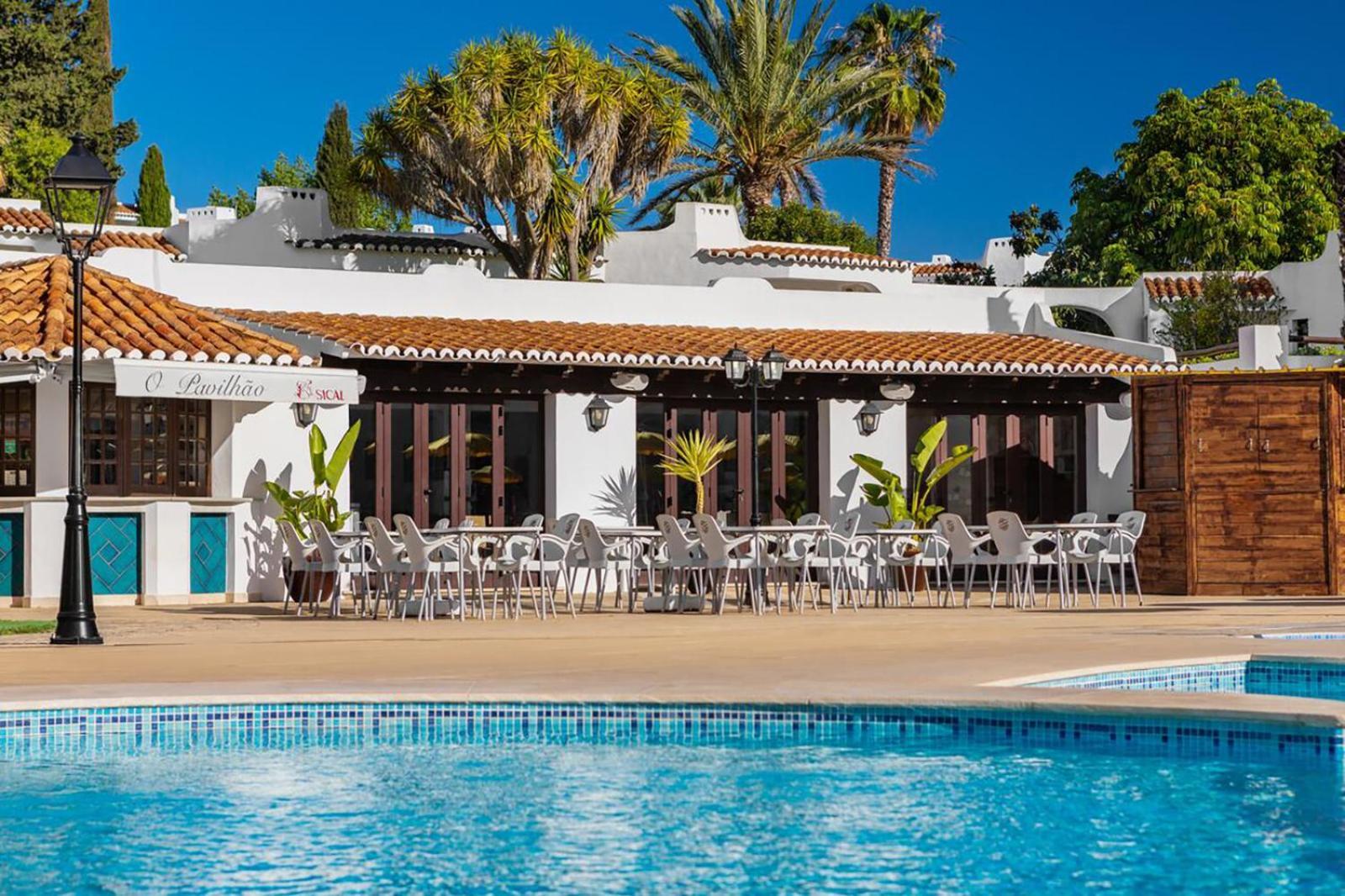 Family Holidays With Pool View Apartamento